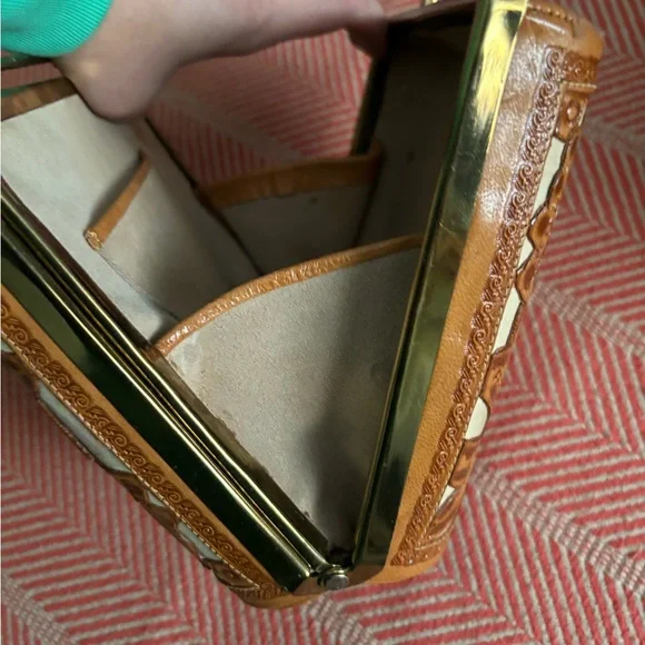 Leather like two-toned handbag - Picture 10 of 12